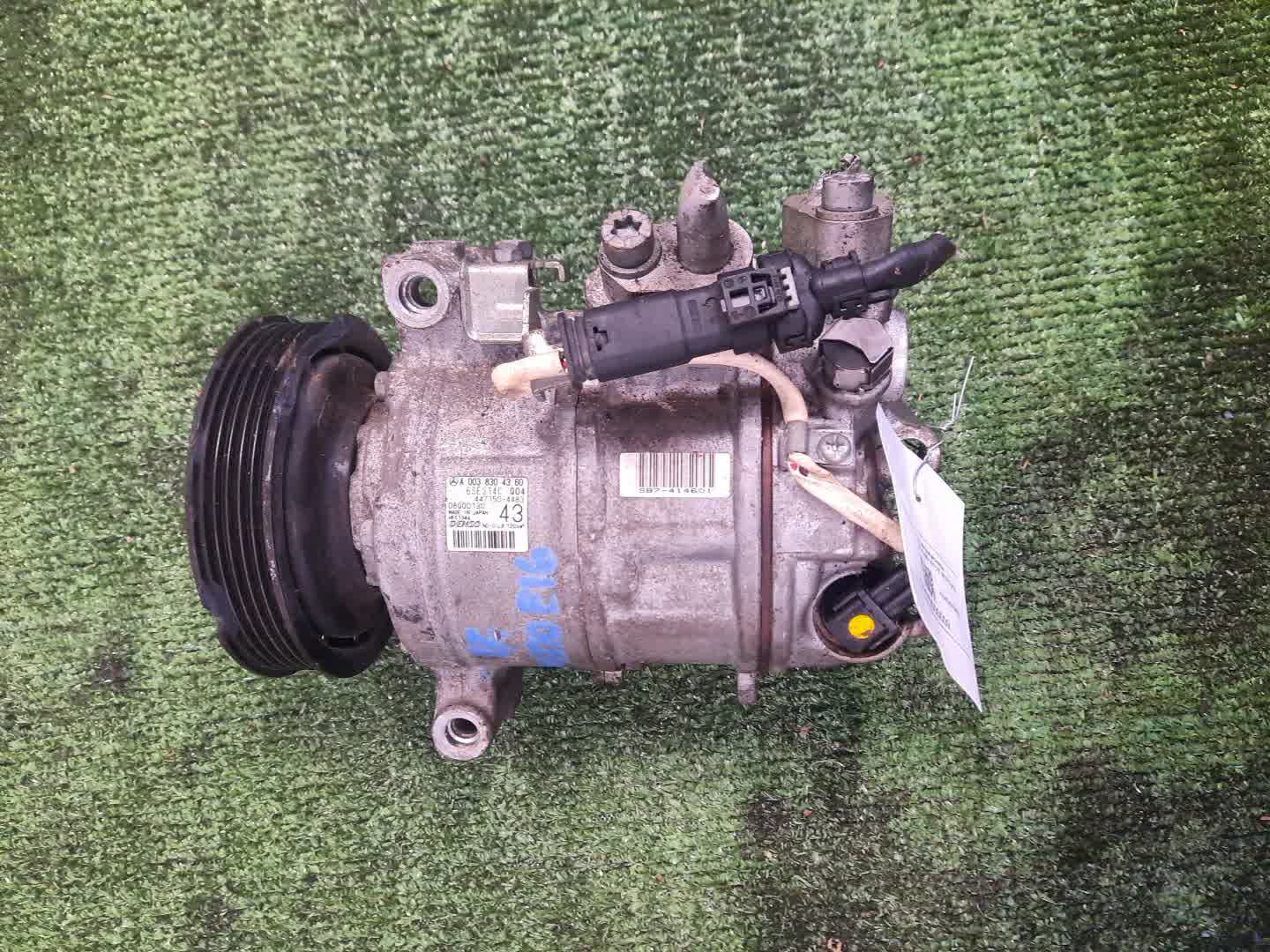 Компрессор кондиционера MERCEDES-BENZ A-Class W176 M270.910 A0038304360 1 ракурс