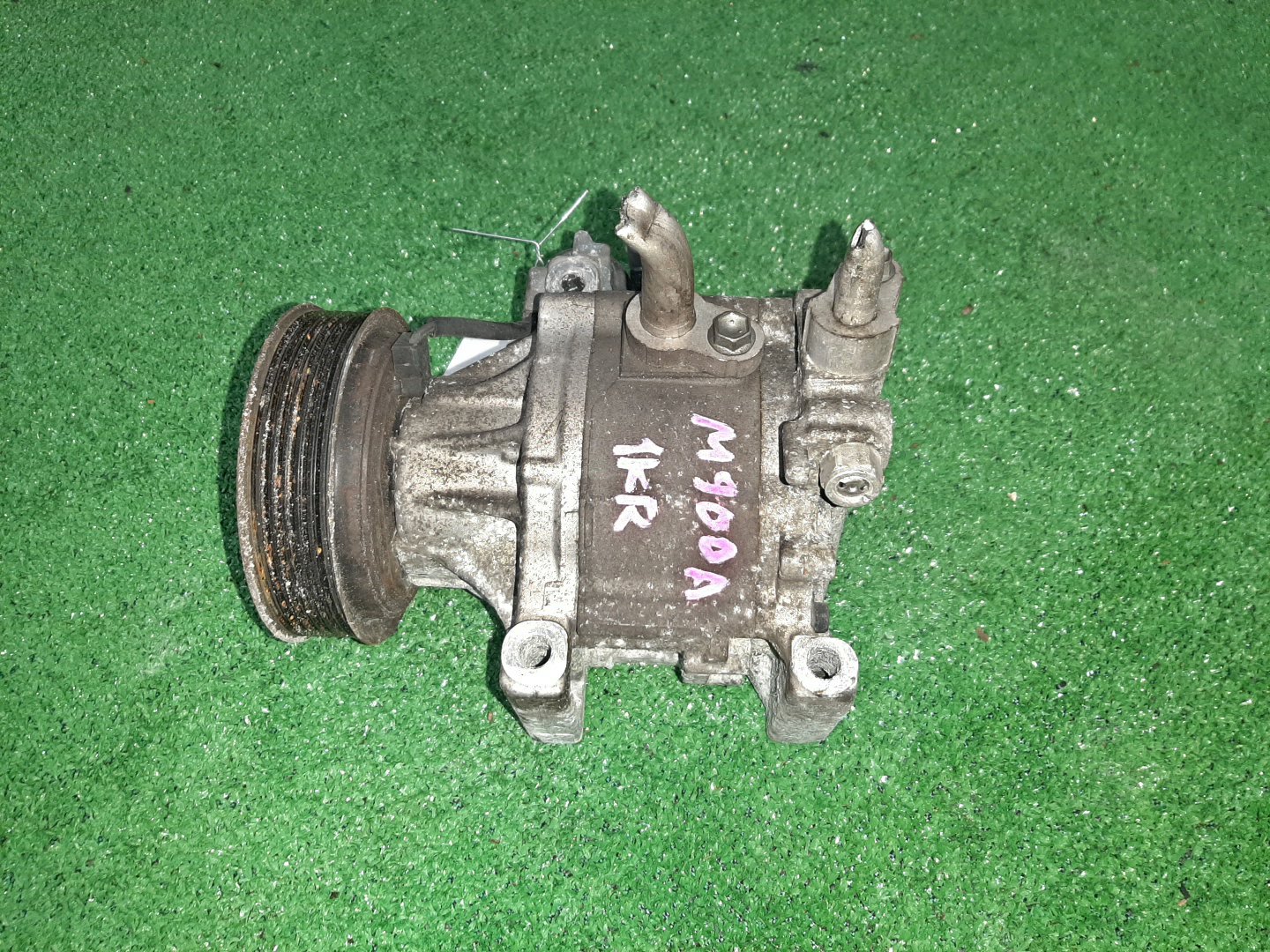 Компрессор кондиционера TOYOTA TANK M900A 1KR-FE 447280-3600 2 ракурс