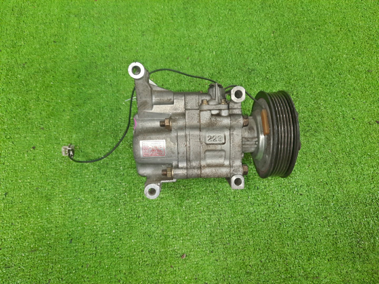 Компрессор кондиционера MAZDA DEMIO DY5W ZY-VE V08A1AC4AD 2 ракурс