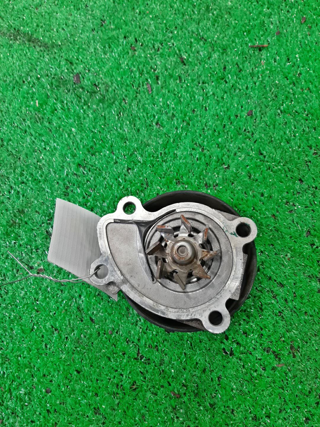 Помпа NISSAN LATIO N17 HR12DE 1 ракурс Помпа NISSAN LATIO N17 HR12DE 1 ракурс