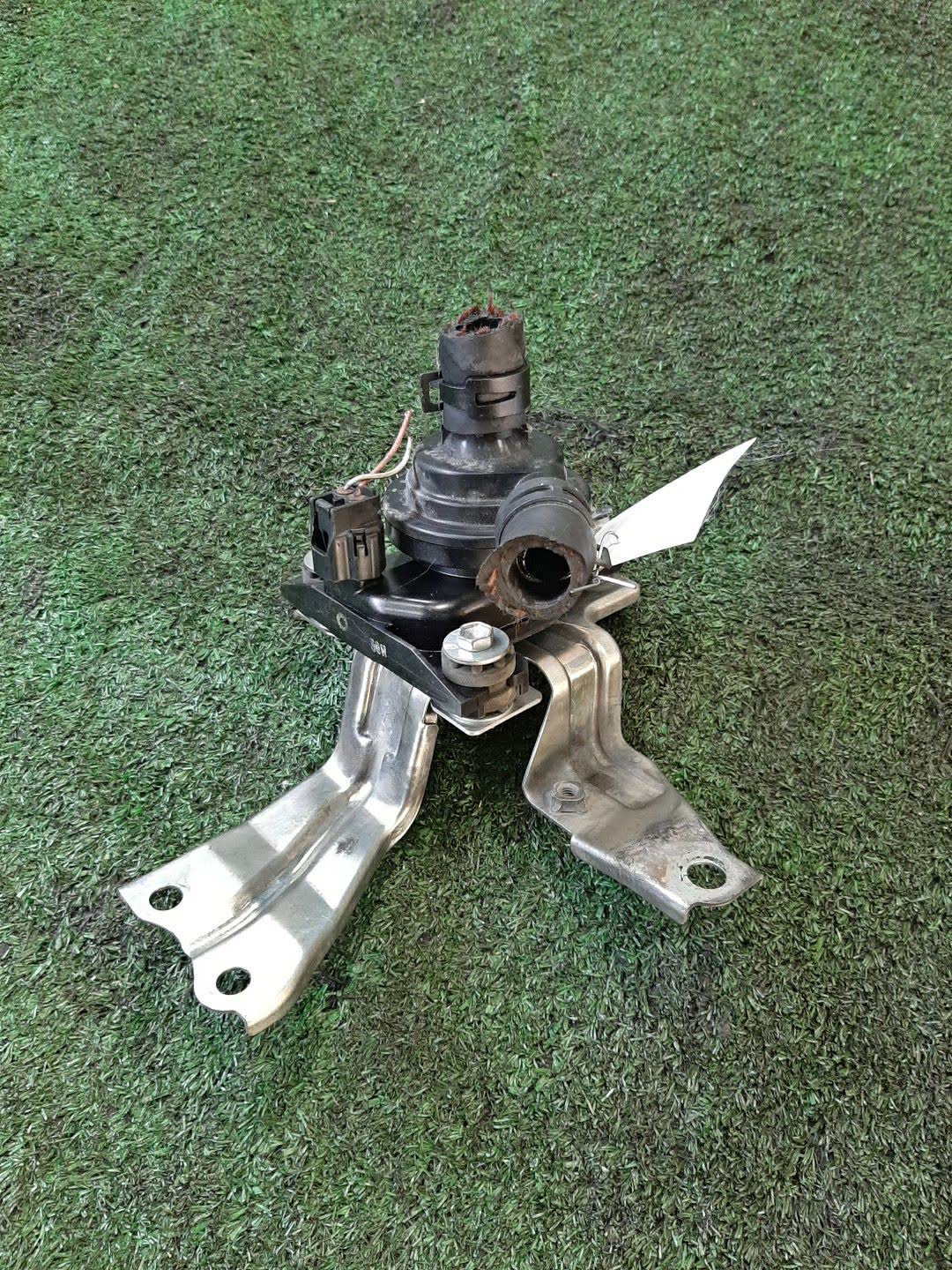 Помпа TOYOTA ESTIMA AHR10W 2AZ-FXE 1 ракурс Помпа TOYOTA ESTIMA AHR10W 2AZ-FXE 1 ракурс