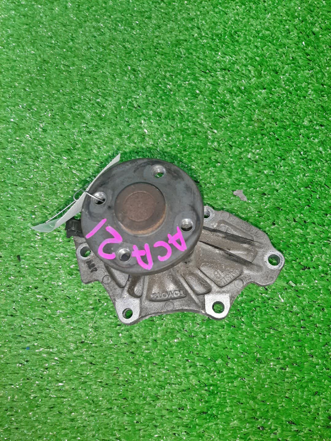 Помпа TOYOTA RAV4 ACA21W 1AZ-FSE 1 ракурс Помпа TOYOTA RAV4 ACA21W 1AZ-FSE 1 ракурс