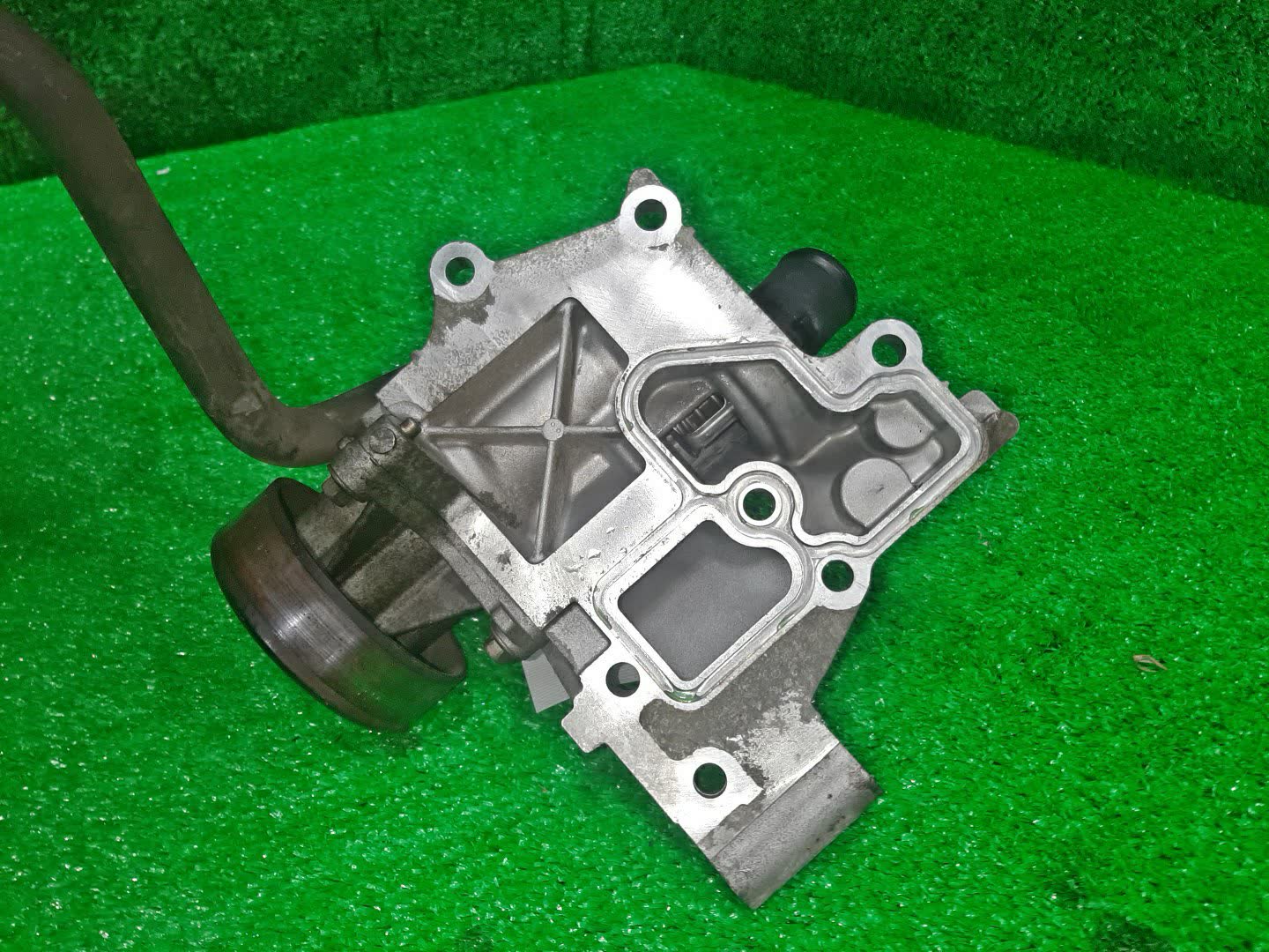 Помпа NISSAN SERENA C25 MR20DE 2 ракурс