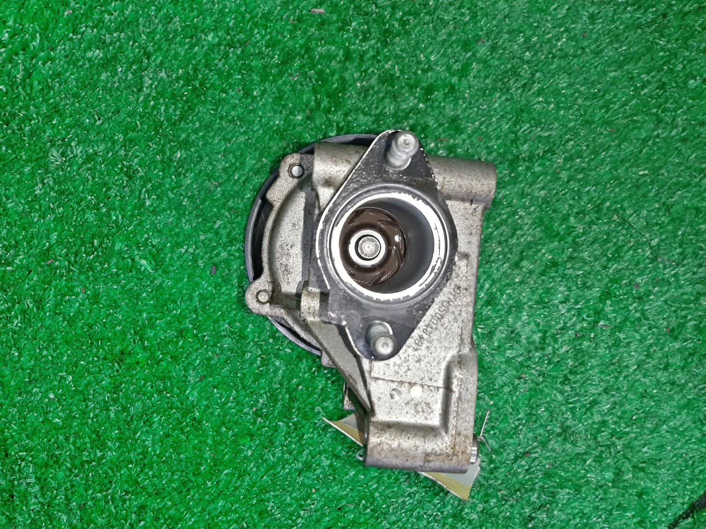 Помпа MITSUBISHI DELICA D5 CV5W 4B12 2 ракурс