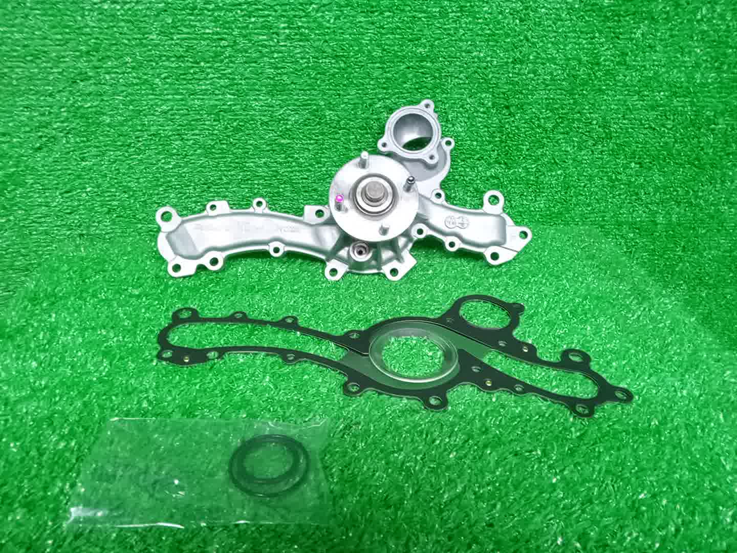 Помпа TOYOTA LAND CRUISER PRADO GRJ150 1GR-FE 16100-39545 1 ракурс