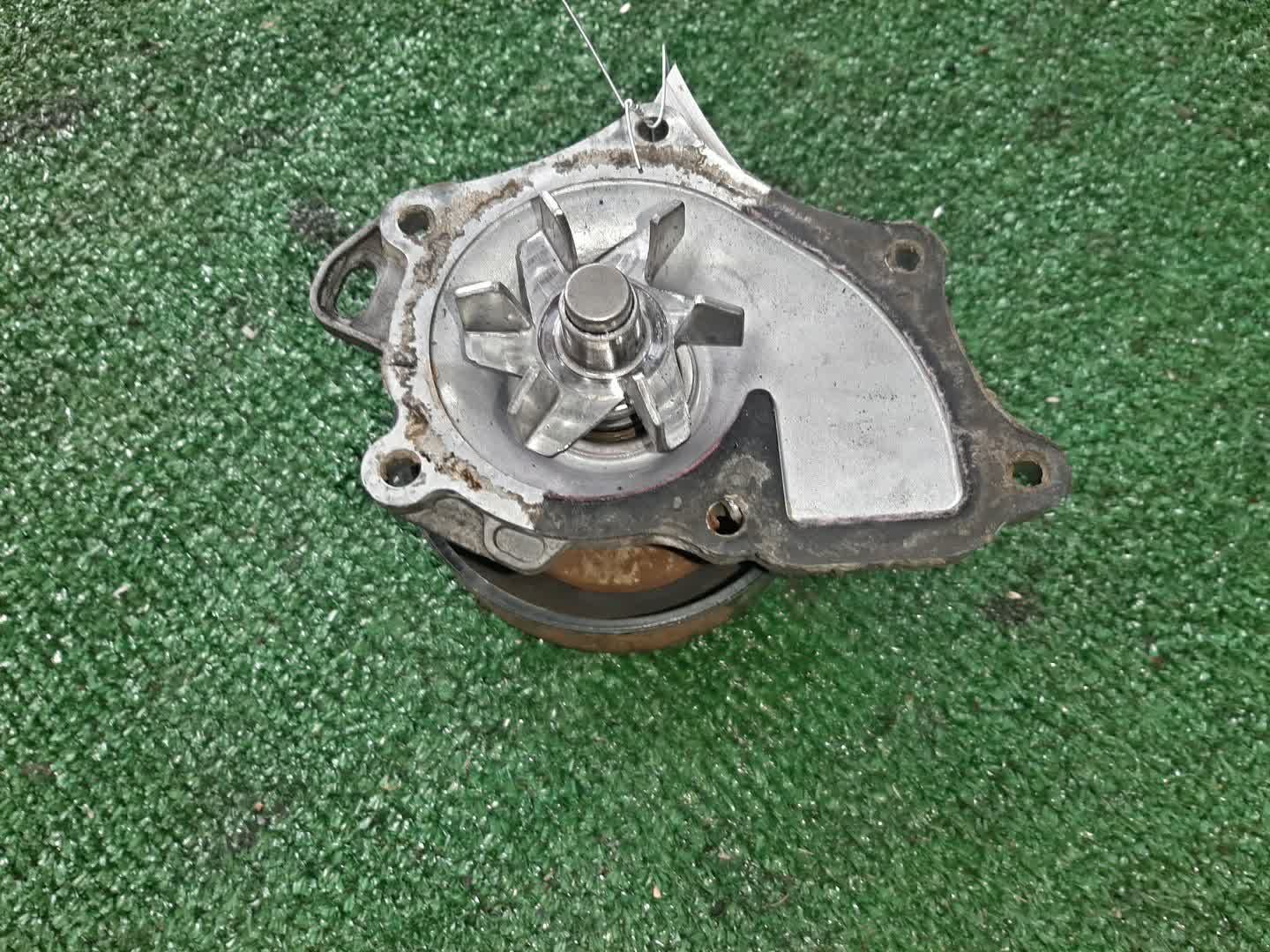 Помпа TOYOTA RAV4 ACA21W 1AZ-FSE 2 ракурс