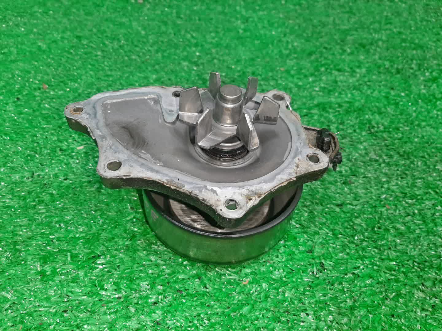 Помпа TOYOTA CAMRY ACV30 2AZ-FE 1 ракурс