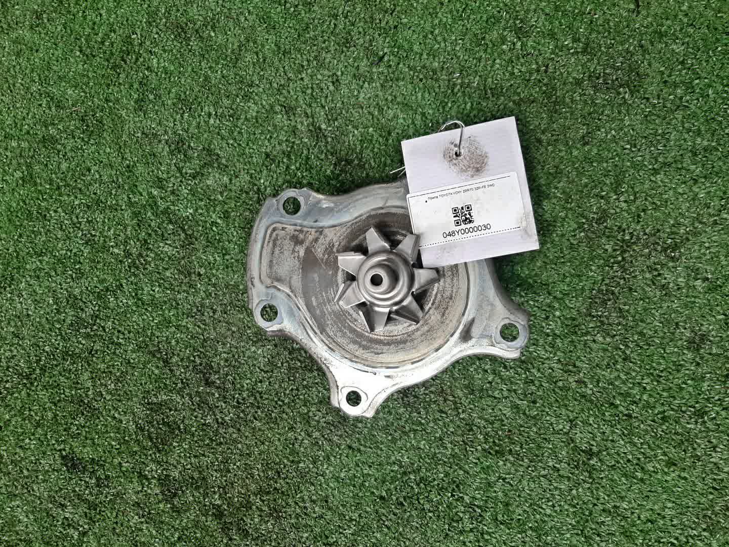 Помпа TOYOTA VOXY ZRR70G 3ZR-FE 1 ракурс