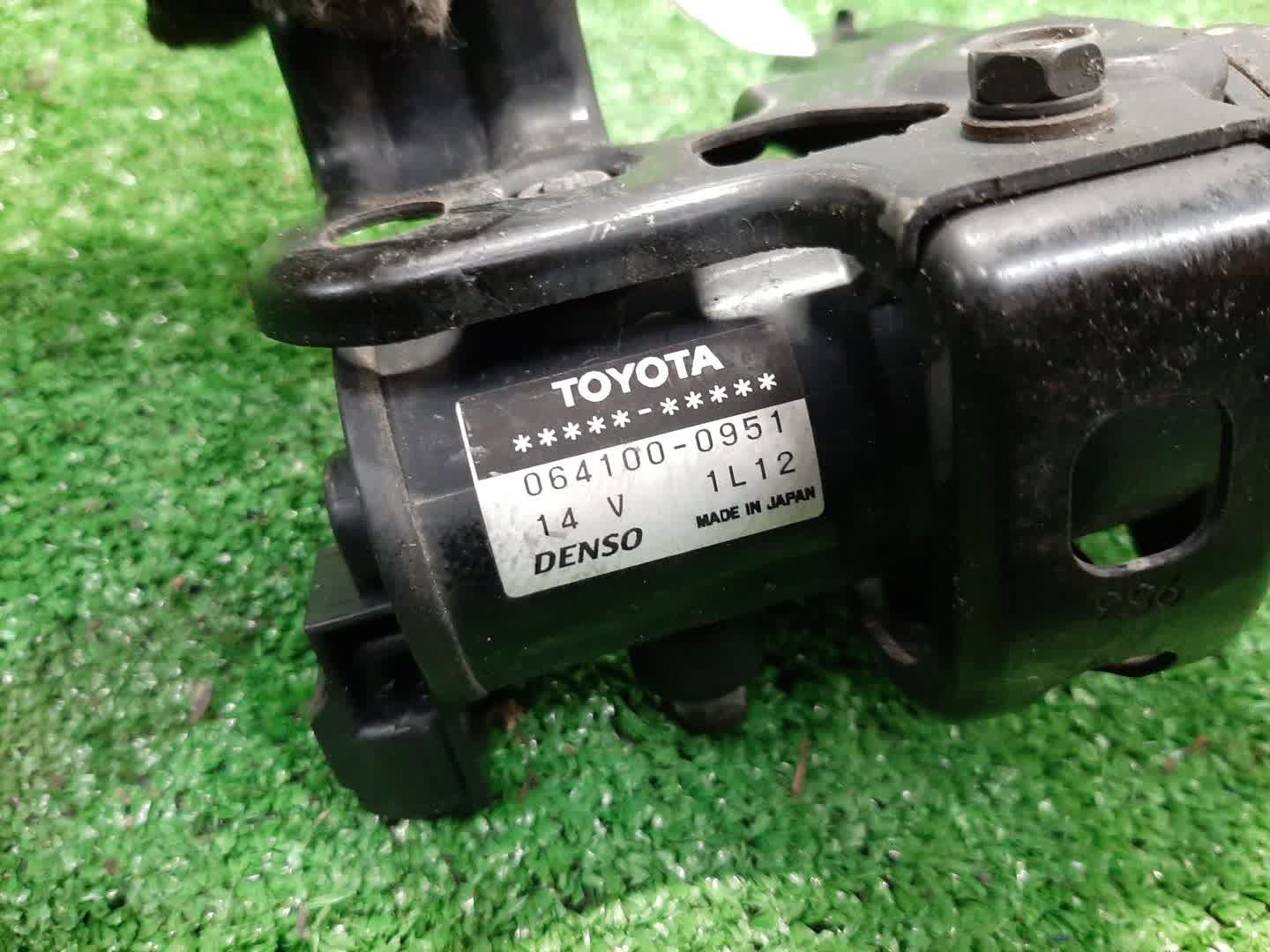 Помпа печки TOYOTA PRIUS NHW20 1NZ-FXE 064100-0951 2 ракурс