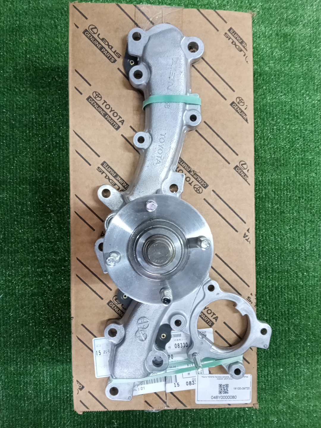 Помпа TOYOTA TACOMA GRN305L 2GR-FKS 16100-09720 1 ракурс