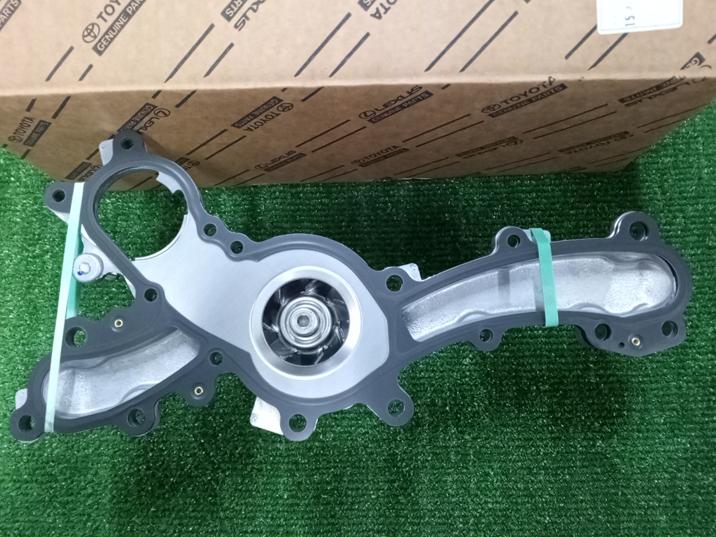 Помпа TOYOTA TACOMA GRN305L 2GR-FKS 16100-09720 2 ракурс
