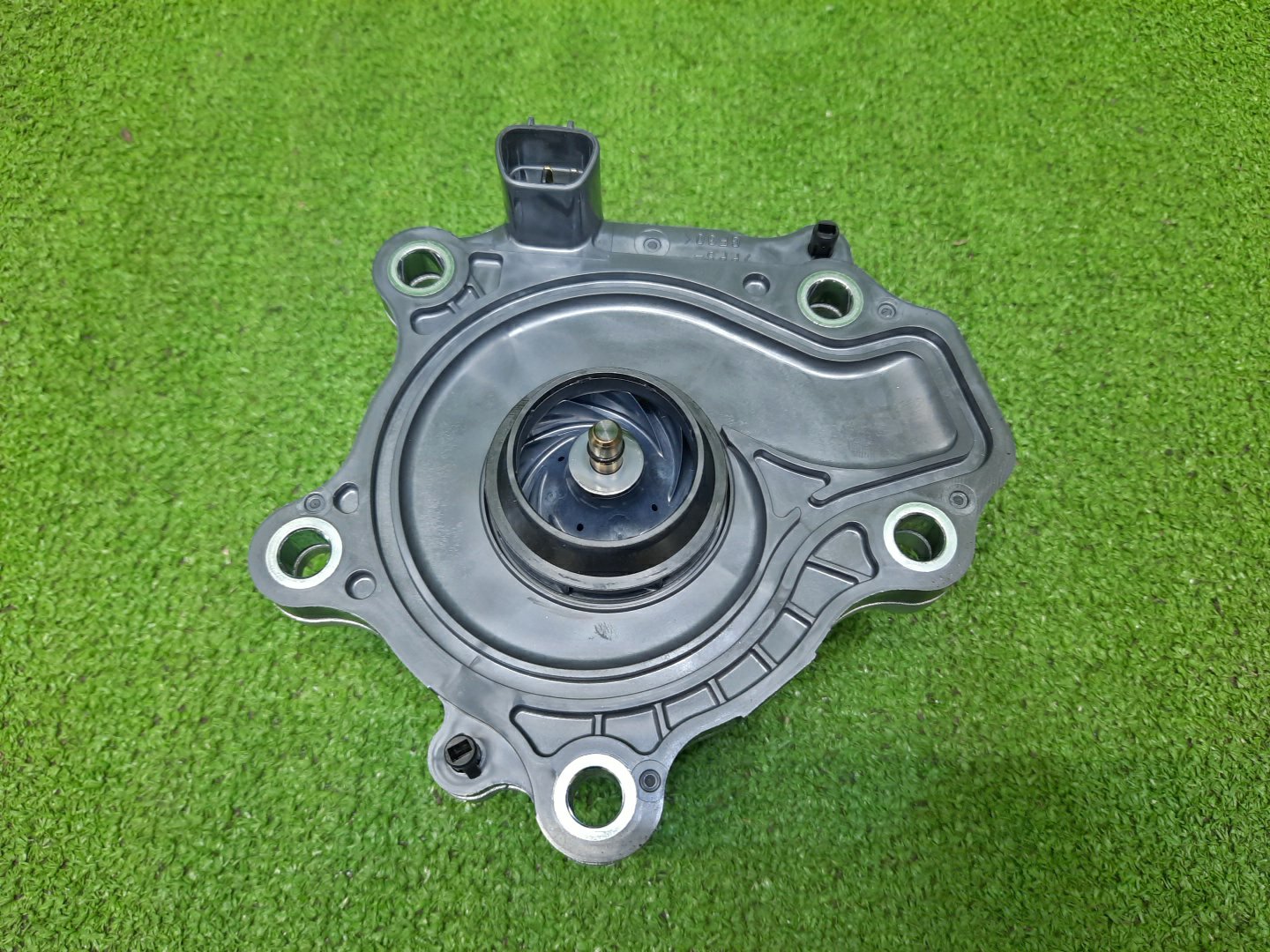 Помпа TOYOTA PRIUS ZVW50 161A0-39035 3 ракурс