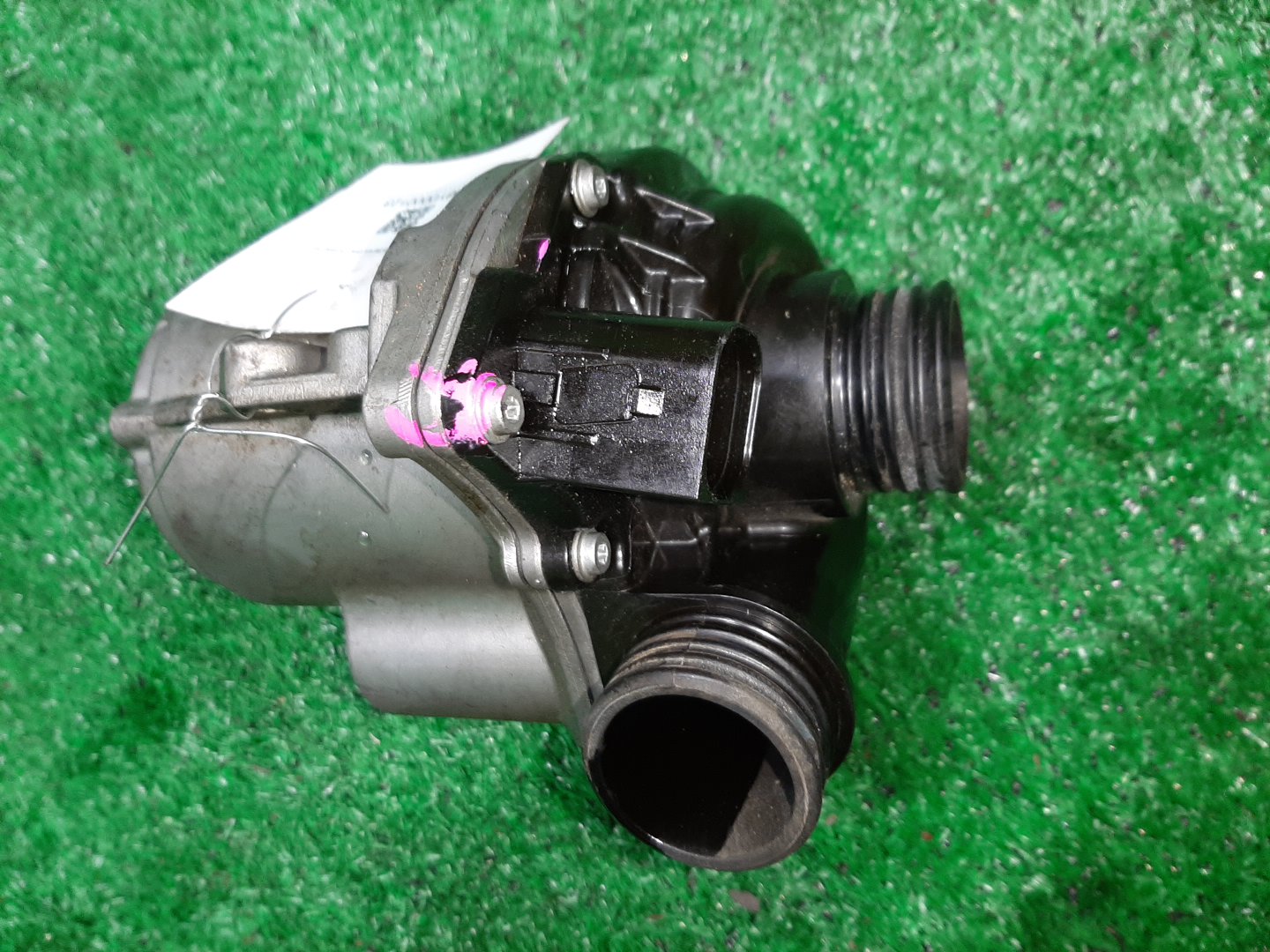 Помпа BMW 5-Series Gran Turismo F07 N55B30A 1 ракурс