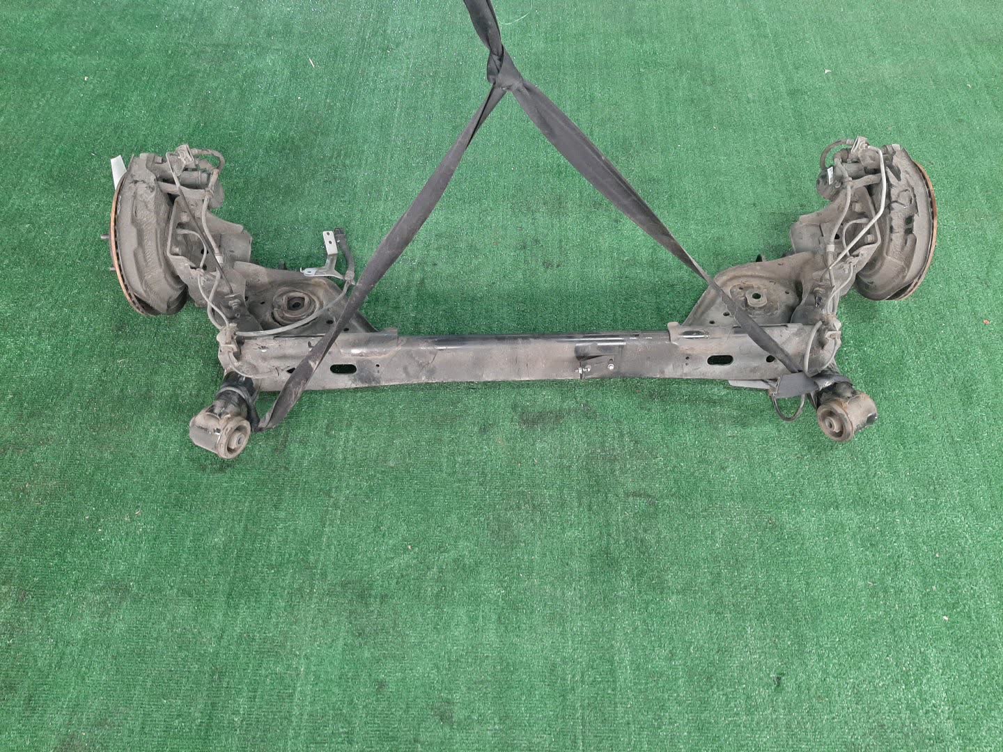 Балка задняя NISSAN LEAF ZE1 EM57 3628 2 ракурс Балка задняя NISSAN LEAF ZE1 EM57 3628 2 ракурс