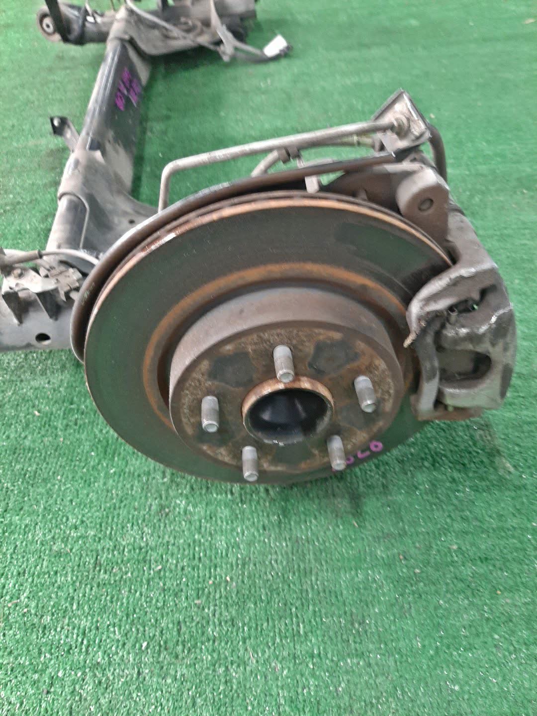 Балка задняя NISSAN LEAF ZE1 EM57 3628 3 ракурс Балка задняя NISSAN LEAF ZE1 EM57 3628 3 ракурс
