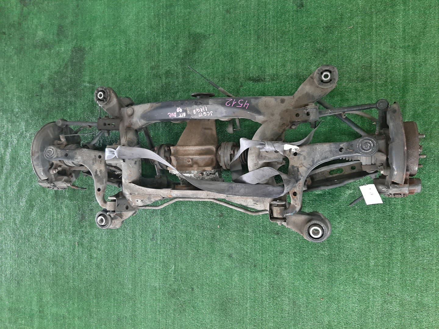 Балка задняя TOYOTA BREVIS JCG10 1JZ-GE 4512 1 ракурс Балка задняя TOYOTA BREVIS JCG10 1JZ-GE 4512 1 ракурс
