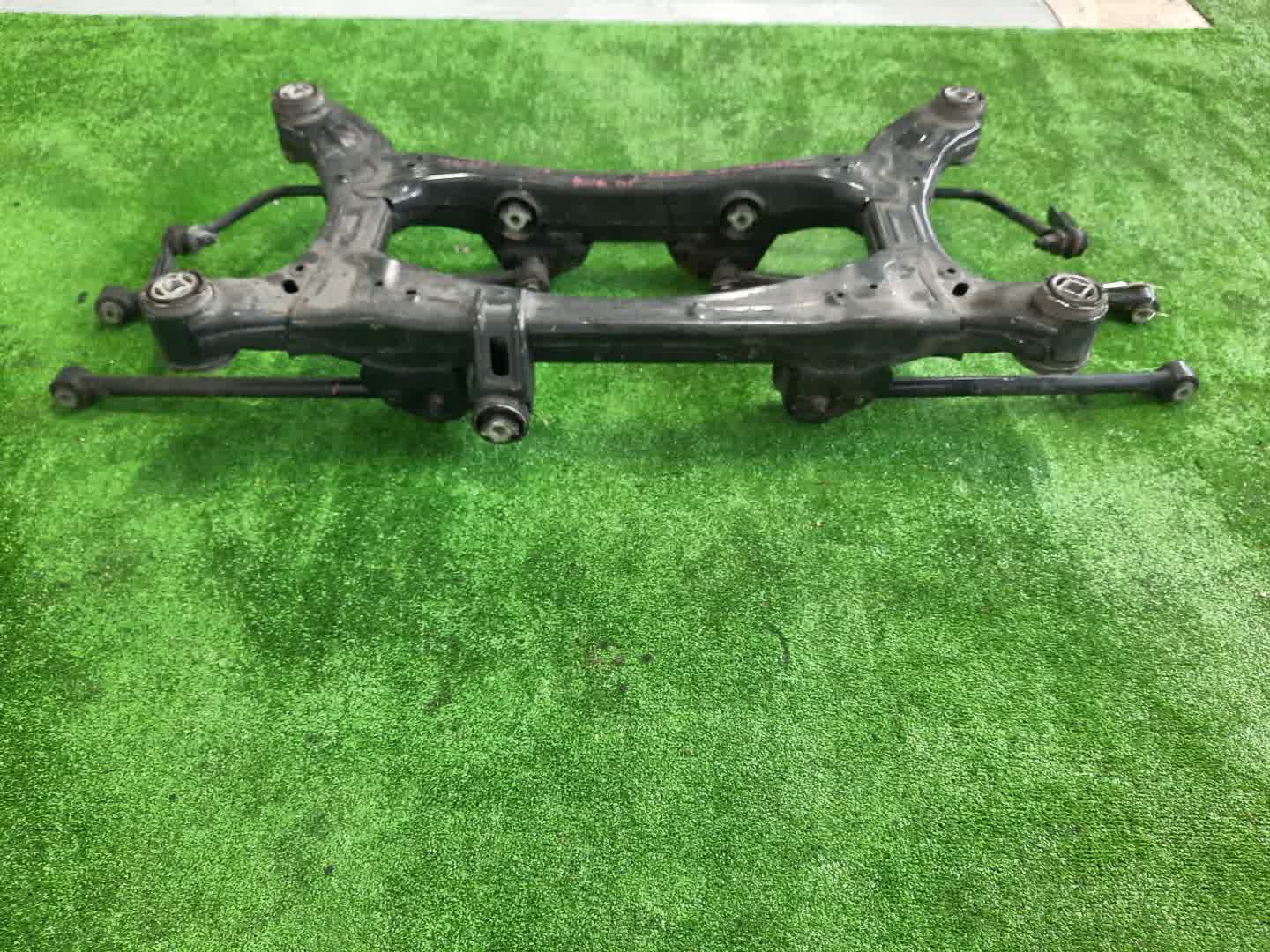 Балка задняя JEEP RENEGADE BU 5751 2 ракурс Балка задняя JEEP RENEGADE BU 5751 2 ракурс