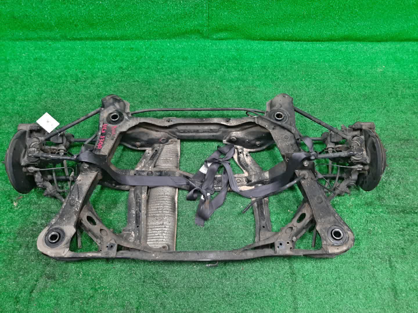 Балка задняя HONDA INSPIRE UC1 J30A 5831 3 ракурс Балка задняя HONDA INSPIRE UC1 J30A 5831 3 ракурс