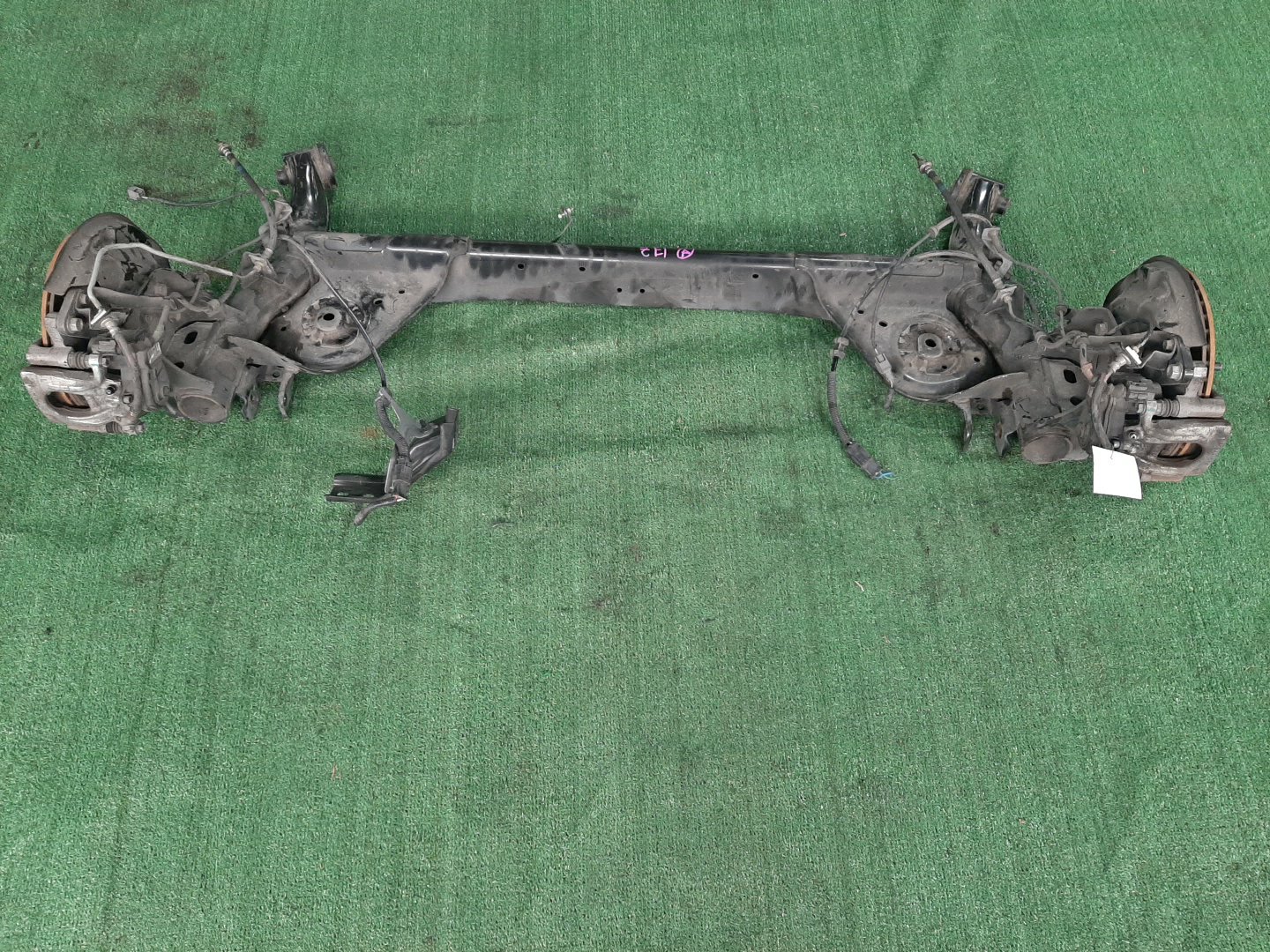 Балка задняя NISSAN LEAF ZE1 EM57 6350 2 ракурс Балка задняя NISSAN LEAF ZE1 EM57 6350 2 ракурс