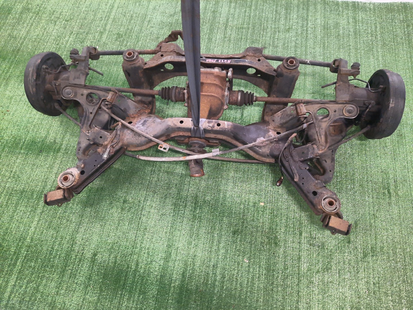 Балка задняя NISSAN PRESAGE NU30 KA24DE 6483 2 ракурс