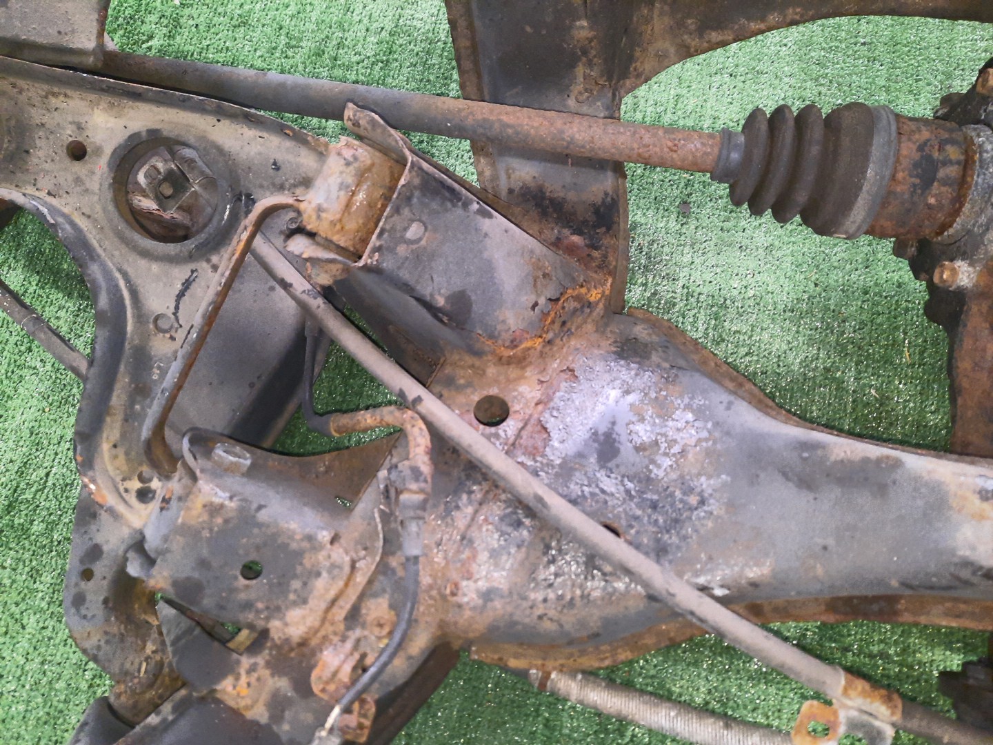 Балка задняя NISSAN PRESAGE NU30 KA24DE 6483 5 ракурс
