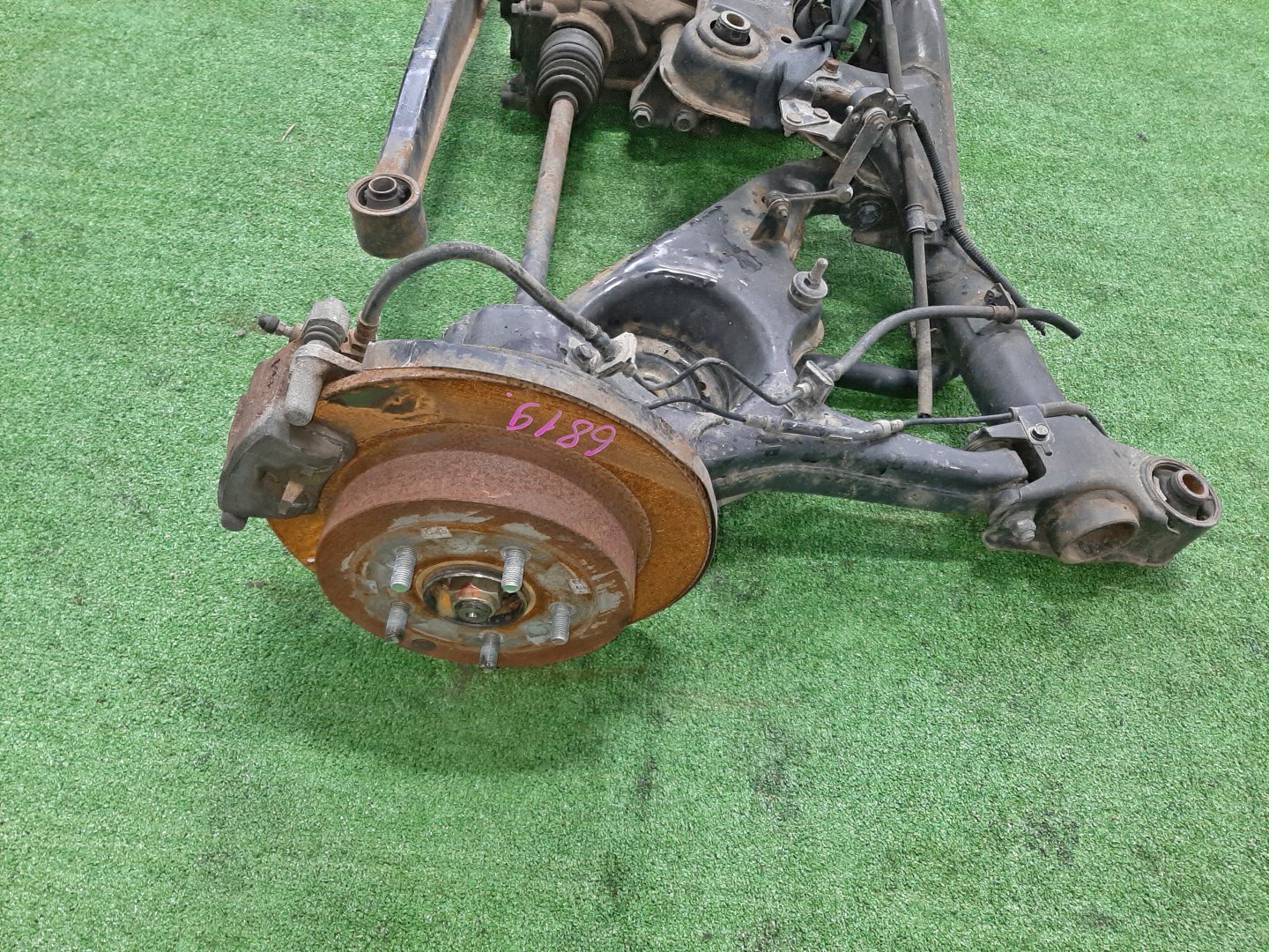 Балка задняя MITSUBISHI GRANDIS NA4W 4G69 6819 3 ракурс Балка задняя MITSUBISHI GRANDIS NA4W 4G69 6819 3 ракурс