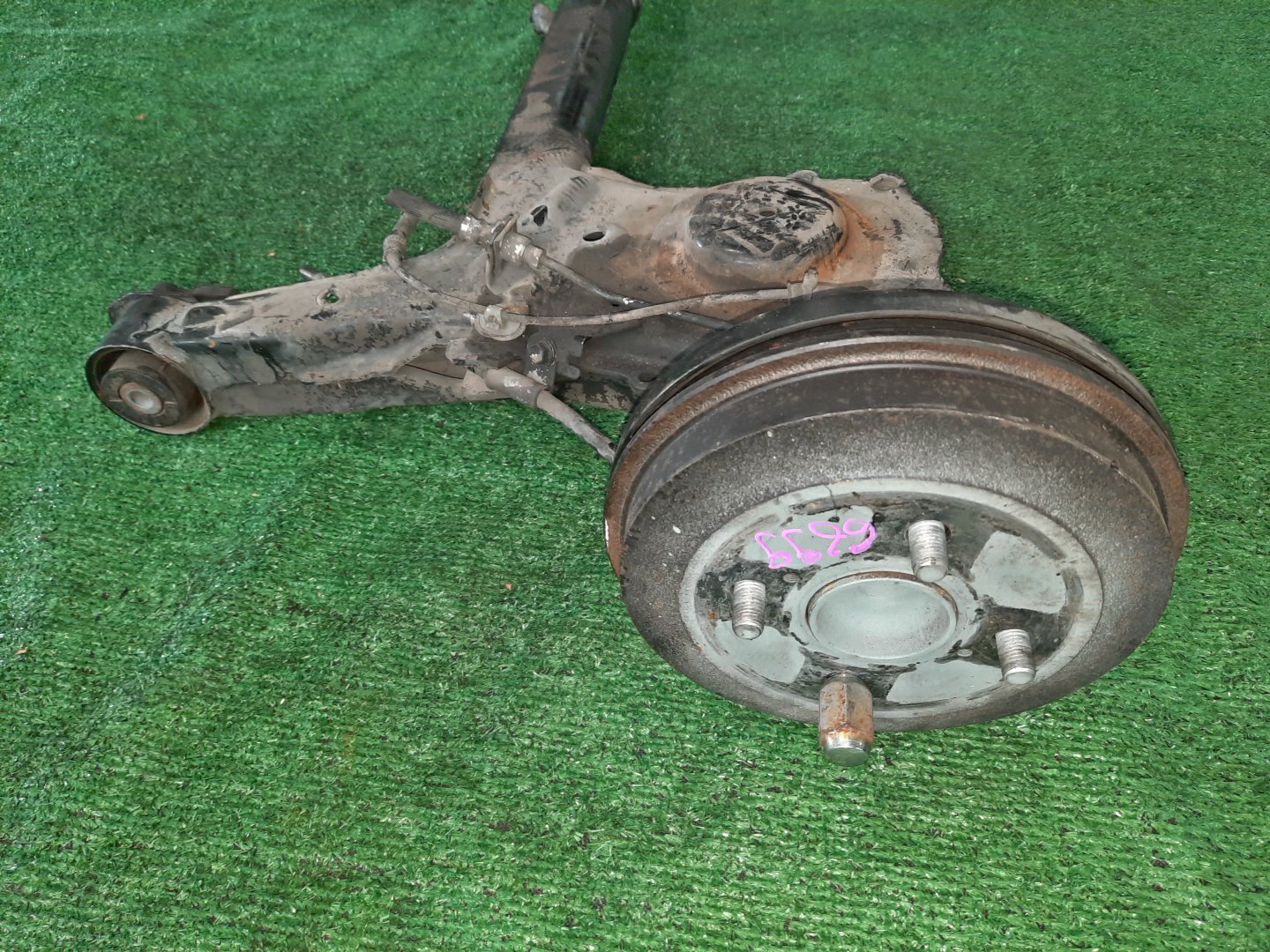 Балка задняя TOYOTA ROOMY M900A 1KR-FE 6899 2 ракурс Балка задняя TOYOTA ROOMY M900A 1KR-FE 6899 2 ракурс