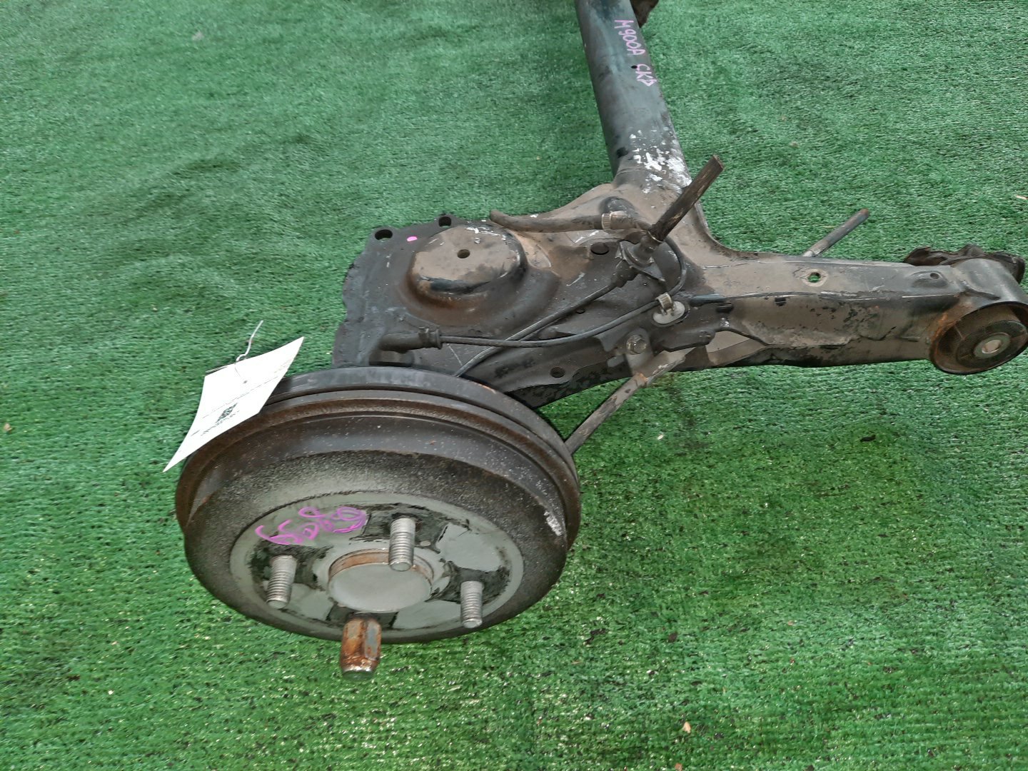 Балка задняя TOYOTA ROOMY M900A 1KR-FE 6899 3 ракурс Балка задняя TOYOTA ROOMY M900A 1KR-FE 6899 3 ракурс