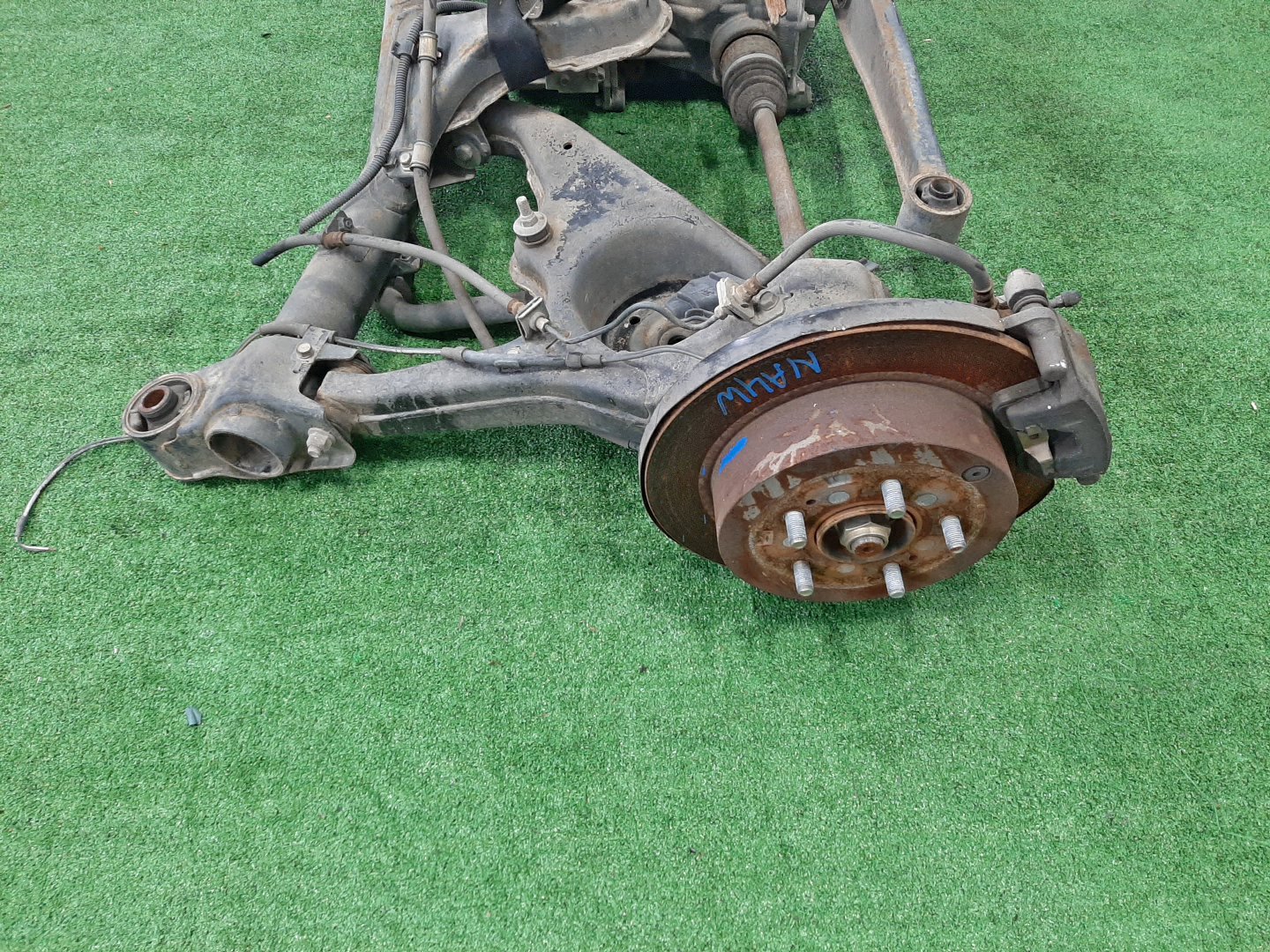 Балка задняя MITSUBISHI GRANDIS NA4W 4G69 6973 4 ракурс Балка задняя MITSUBISHI GRANDIS NA4W 4G69 6973 4 ракурс