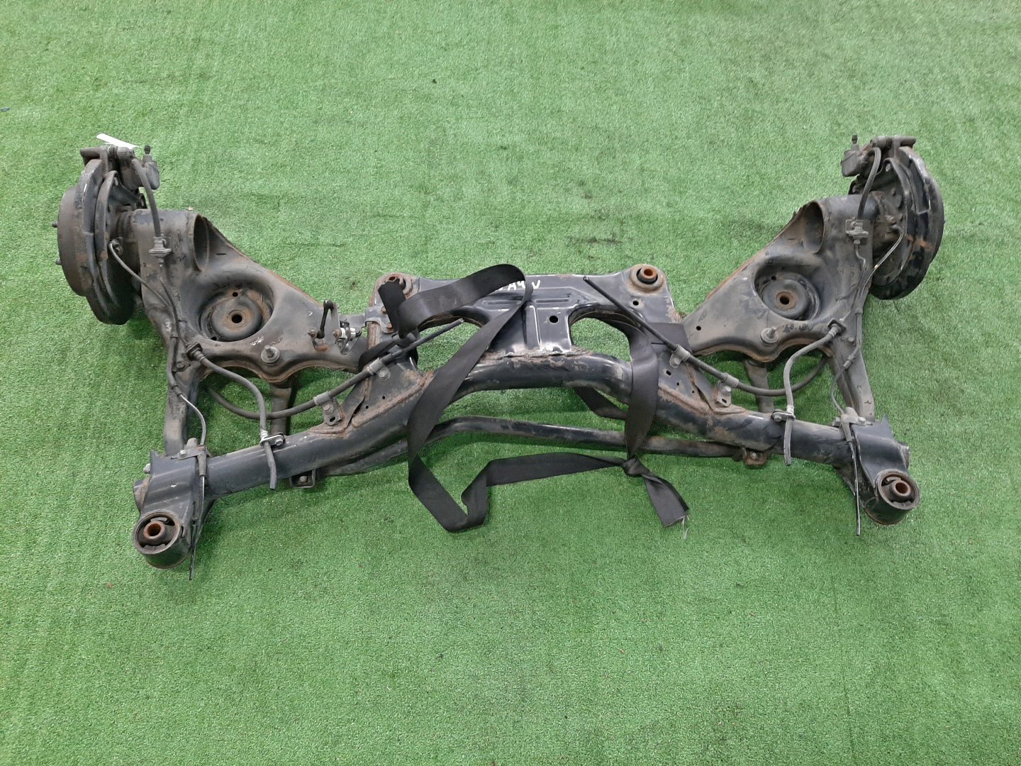 Балка задняя MITSUBISHI GRANDIS NA4W 4G69 6975 1 ракурс Балка задняя MITSUBISHI GRANDIS NA4W 4G69 6975 1 ракурс