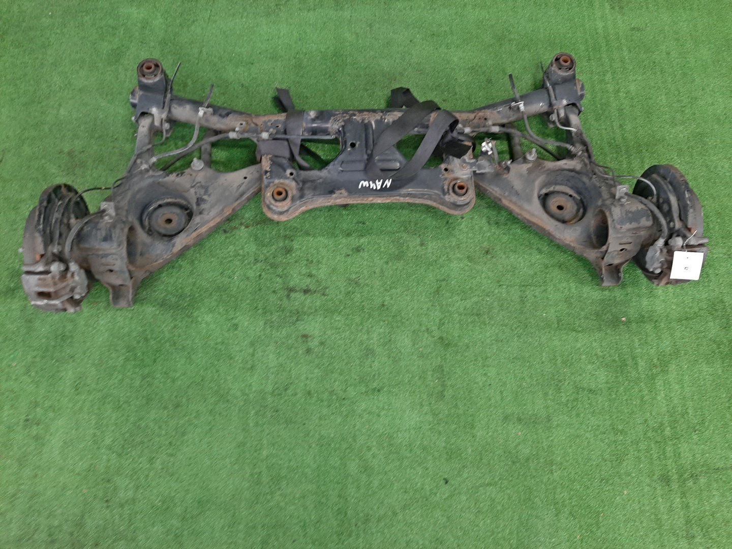 Балка задняя MITSUBISHI GRANDIS NA4W 4G69 6975 2 ракурс Балка задняя MITSUBISHI GRANDIS NA4W 4G69 6975 2 ракурс