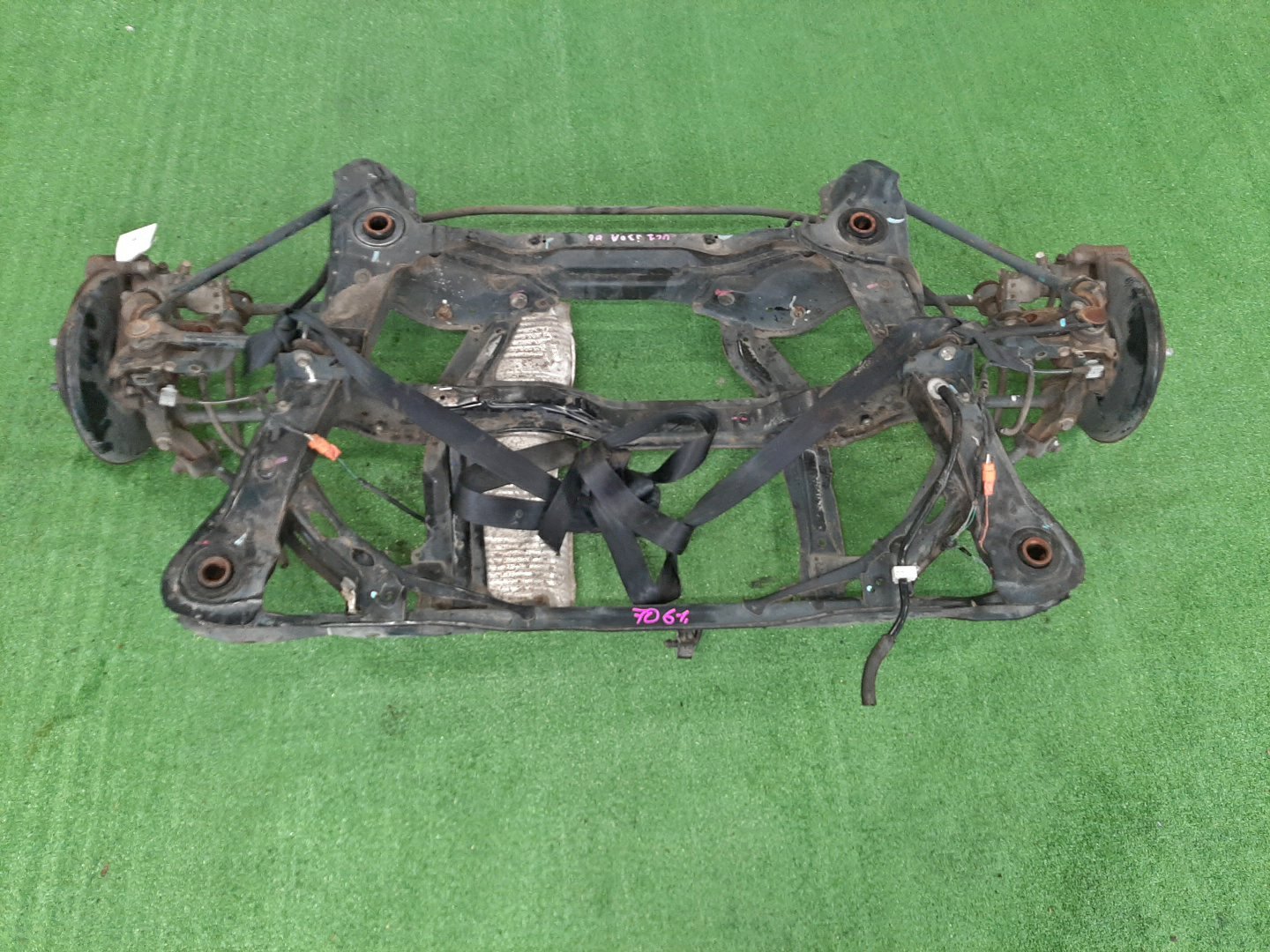Балка задняя HONDA INSPIRE UC1 J30A 7061 1 ракурс Балка задняя HONDA INSPIRE UC1 J30A 7061 1 ракурс