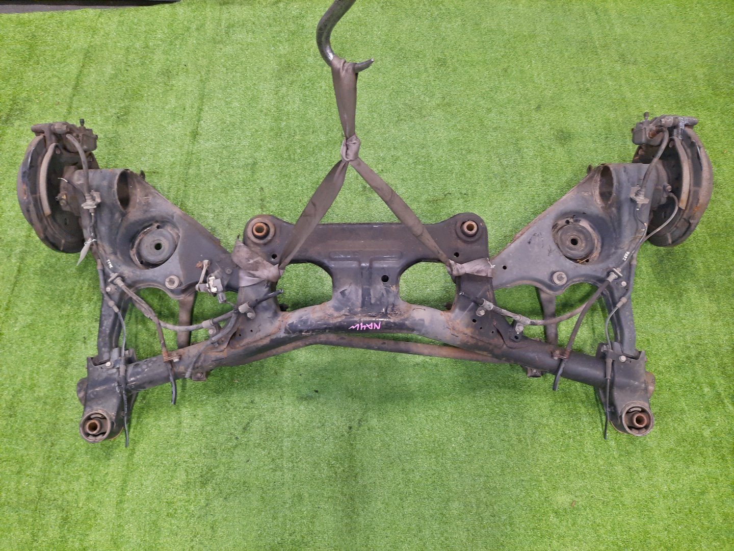 Балка задняя MITSUBISHI GRANDIS NA4W 4G69 1546 1 ракурс Балка задняя MITSUBISHI GRANDIS NA4W 4G69 1546 1 ракурс