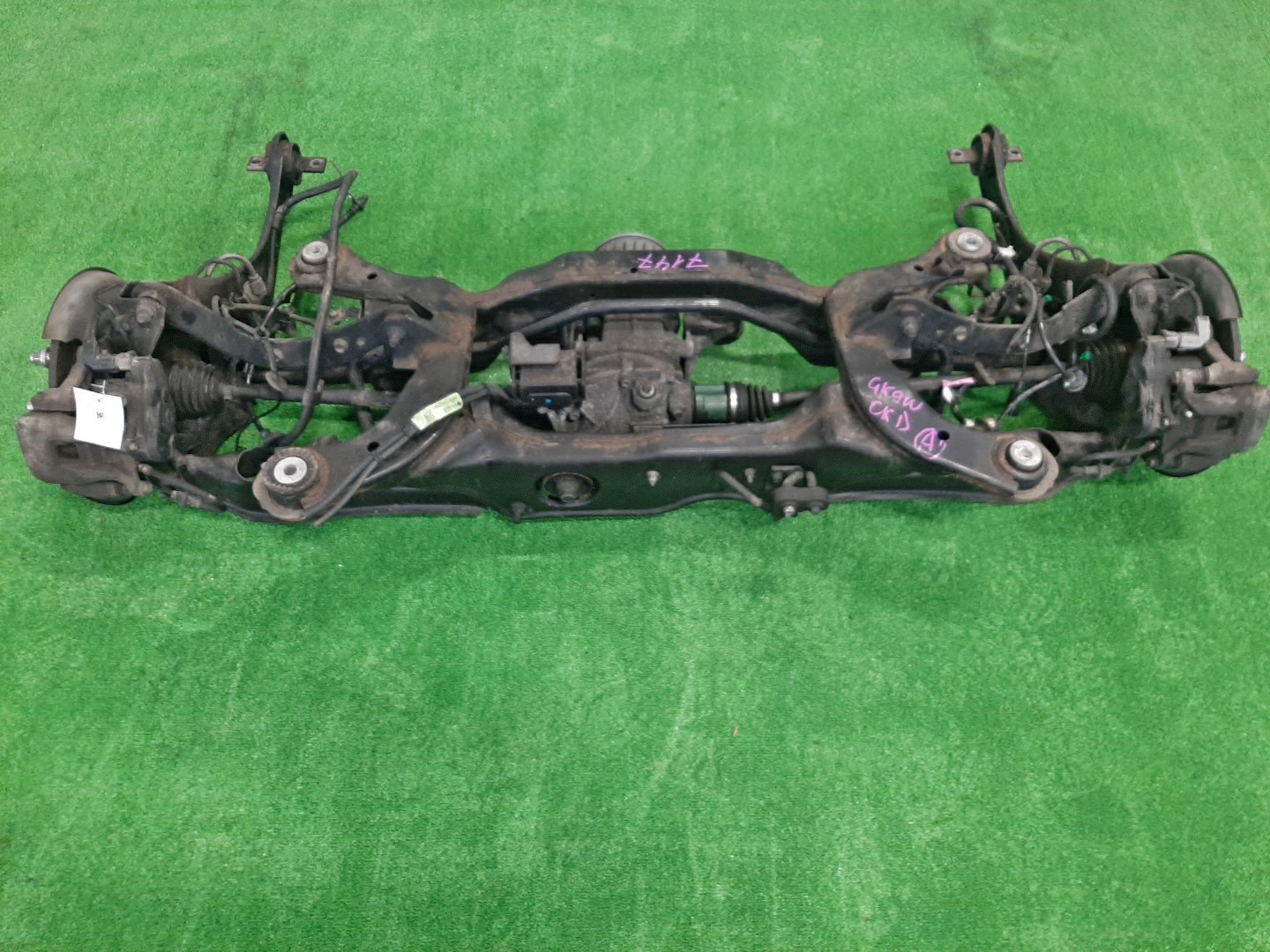 Балка задняя MITSUBISHI ECLIPSE CROSS GK9W 4N14 7147 2 ракурс Балка задняя MITSUBISHI ECLIPSE CROSS GK9W 4N14 7147 2 ракурс