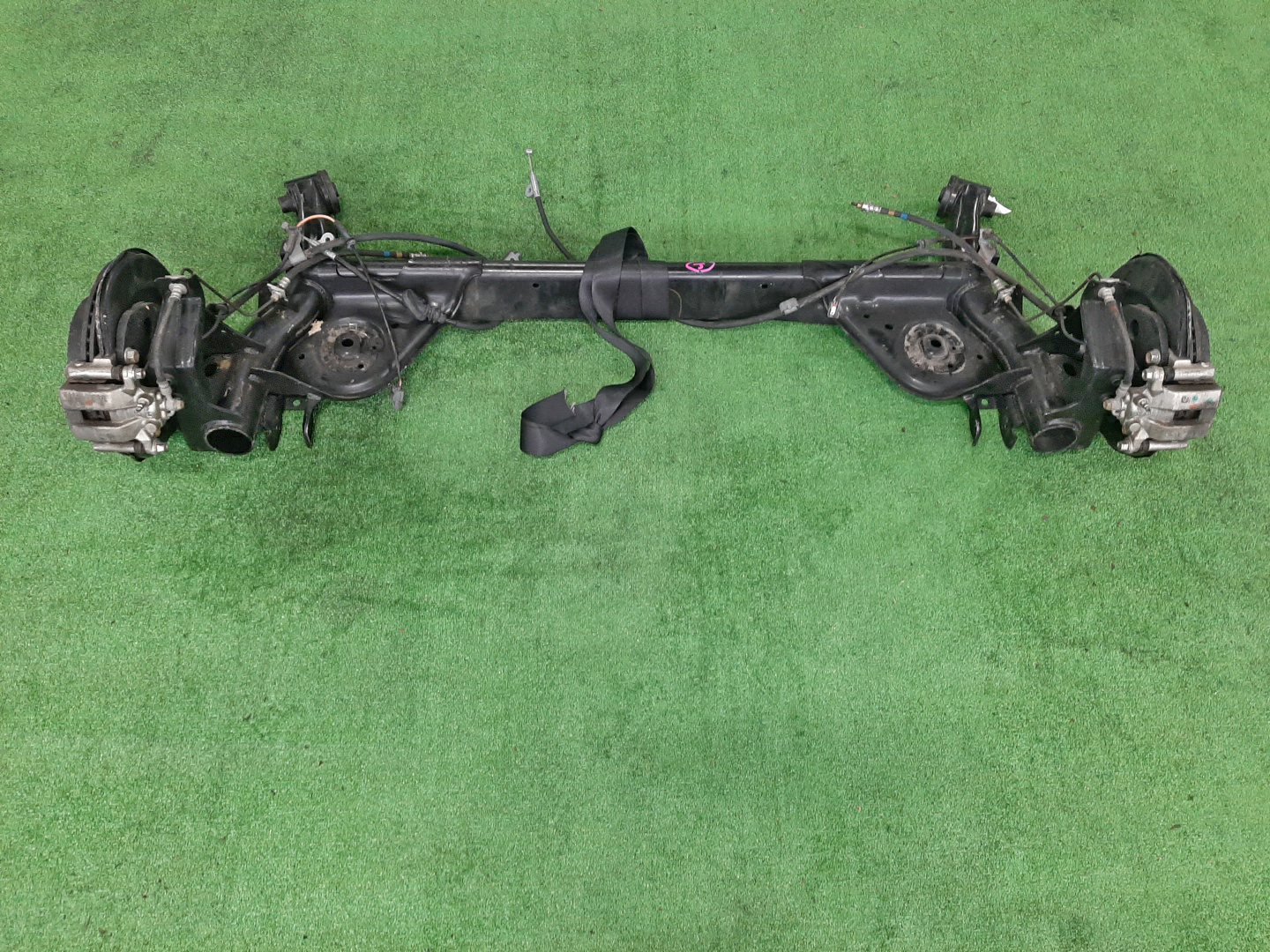 Балка задняя NISSAN LEAF ZE1 EM57 7199 2 ракурс Балка задняя NISSAN LEAF ZE1 EM57 7199 2 ракурс