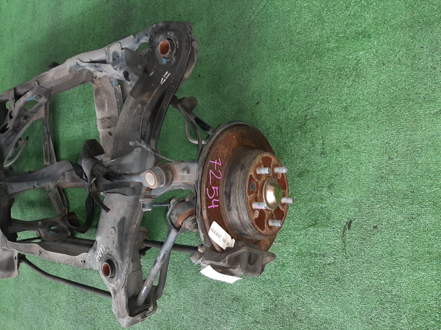 Балка задняя HONDA INSPIRE UA4 J25A 7254 3 ракурс Балка задняя HONDA INSPIRE UA4 J25A 7254 3 ракурс
