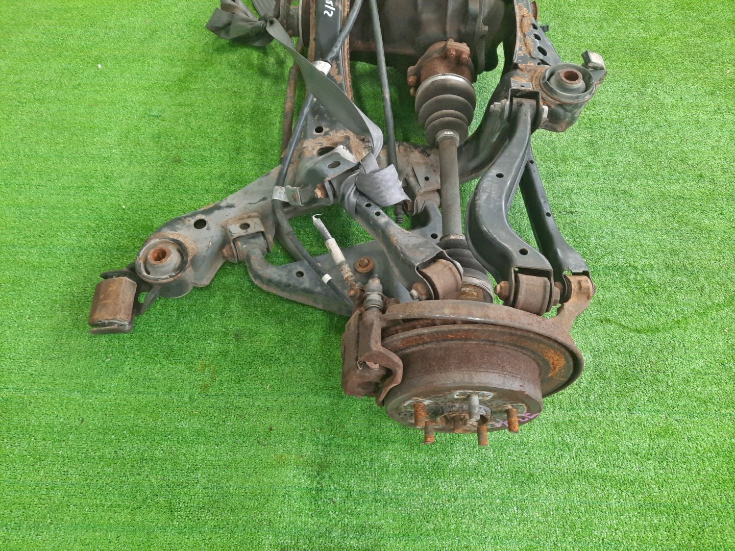 Балка задняя NISSAN LAUREL GC35 RB25DE 7344 4 ракурс Балка задняя NISSAN LAUREL GC35 RB25DE 7344 4 ракурс