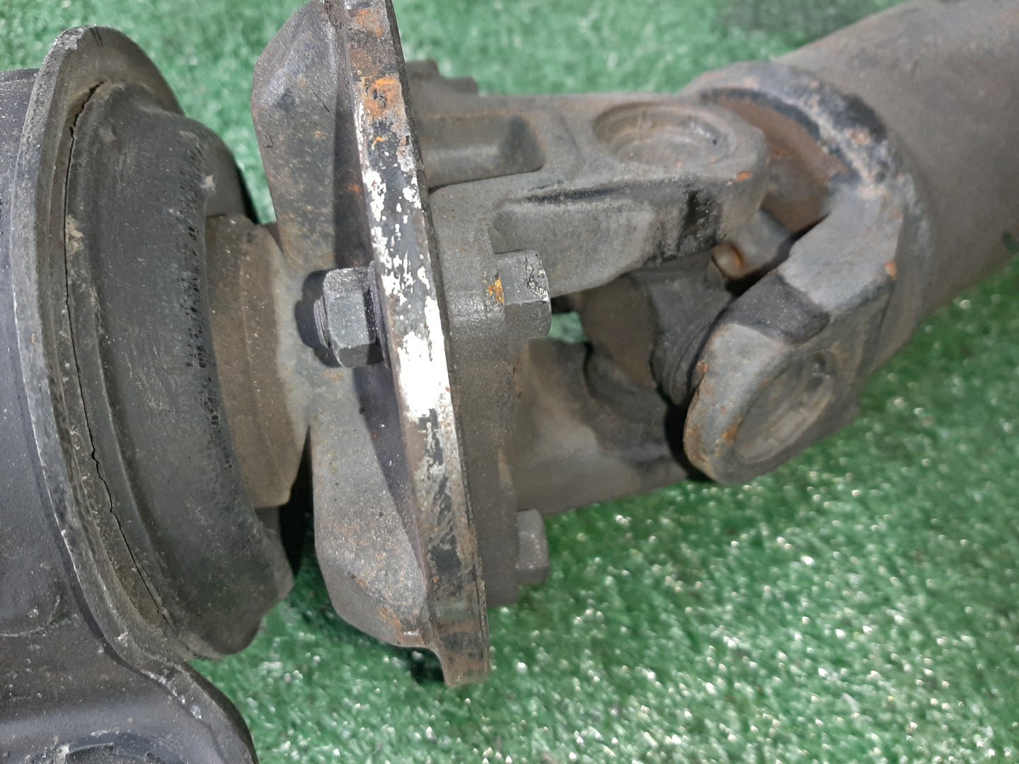 Кардан задний MITSUBISHI LEGNUM EC5W 6A13 10620 4 ракурс Кардан задний MITSUBISHI LEGNUM EC5W 6A13 10620 4 ракурс