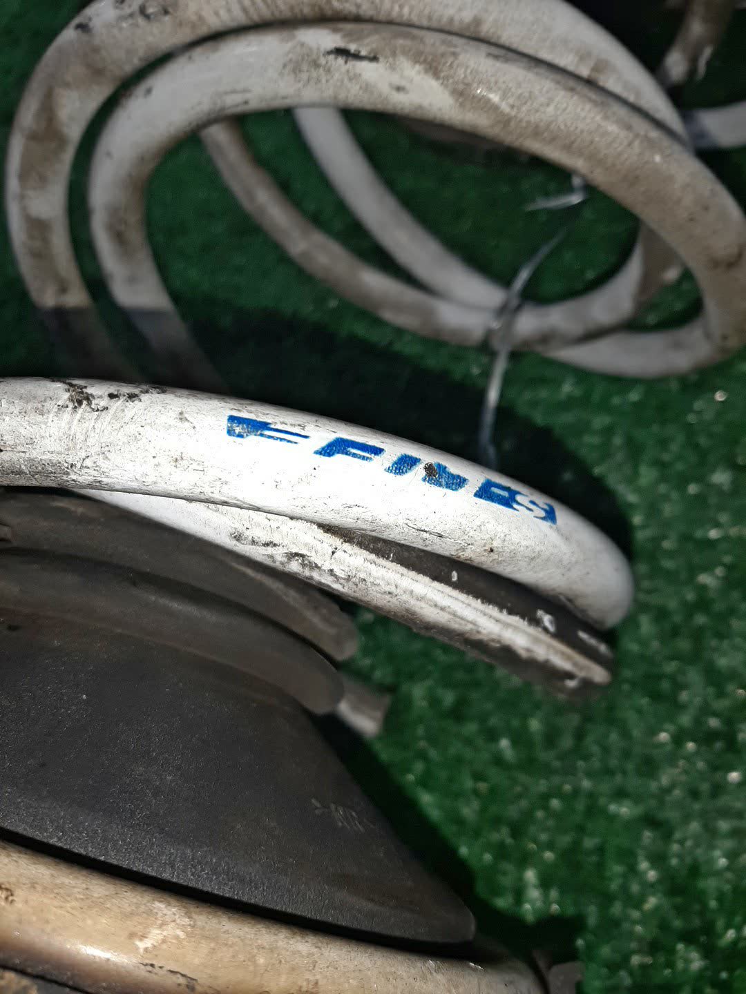 Пружина левая передняя TOYOTA NOAH AZR60G 1AZ-FSE 2 ракурс
