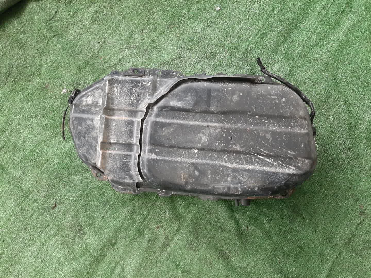 Топливный бак MITSUBISHI MIRAGE DINGO CQ2A 4G15 101961-5796 2 ракурс