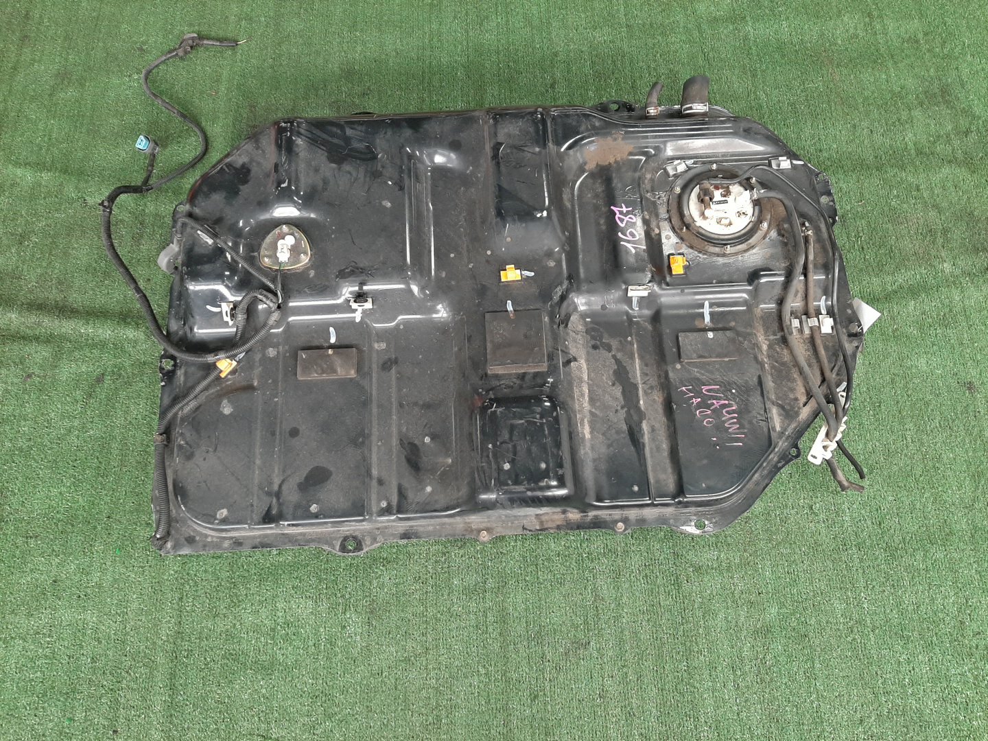 Топливный бак MITSUBISHI GRANDIS NA4W 4G69 1687 1 ракурс