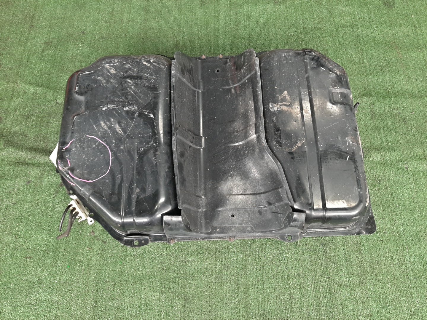 Топливный бак MITSUBISHI GRANDIS NA4W 4G69 1687 2 ракурс