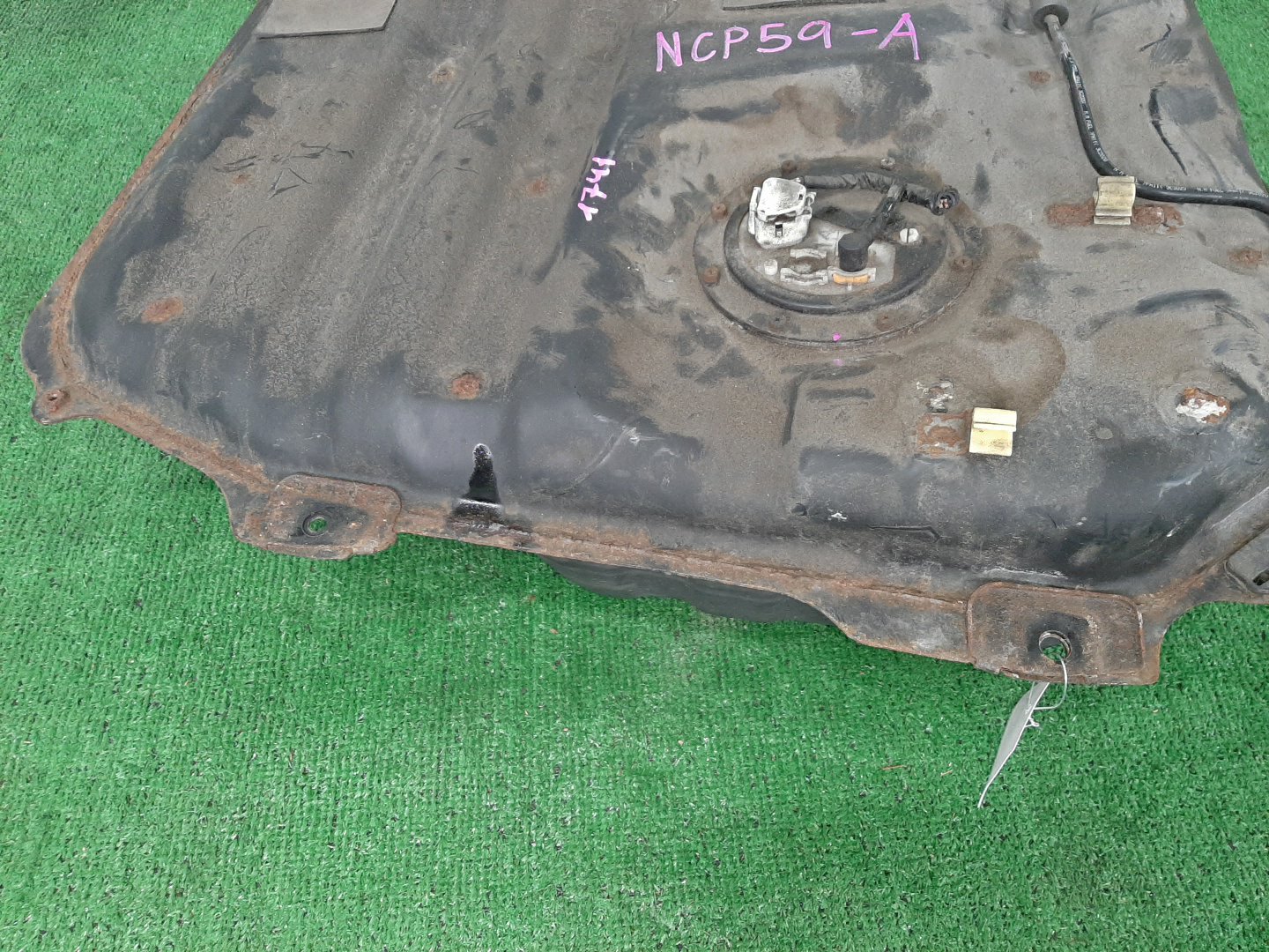 Топливный бак TOYOTA PROBOX NCP59G 1NZ-FE 1741 2 ракурс