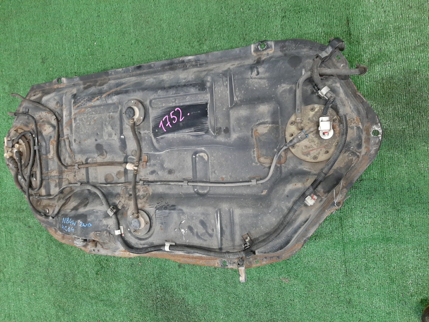 Топливный бак MITSUBISHI CHARIOT GRANDIS N84W 4G64 1752 1 ракурс