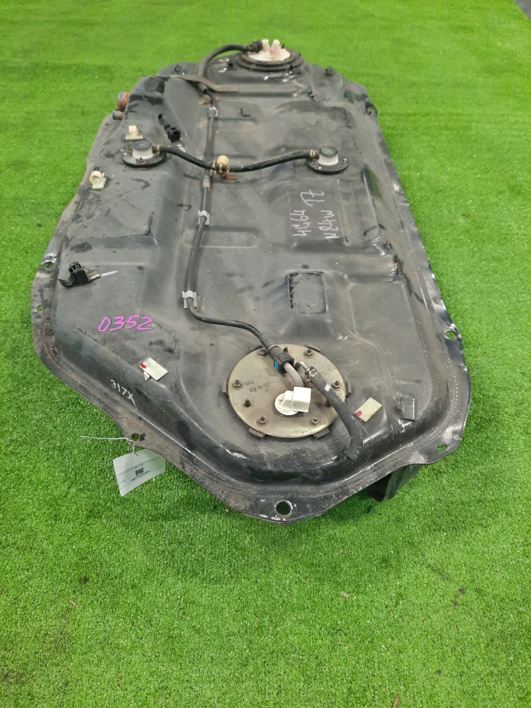 Топливный бак MITSUBISHI CHARIOT GRANDIS N84W 4G64 0352 2 ракурс