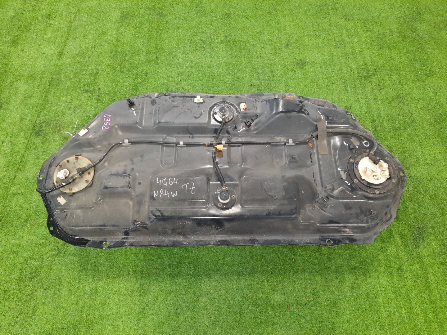 Топливный бак MITSUBISHI CHARIOT GRANDIS N84W 4G64 0352 5 ракурс