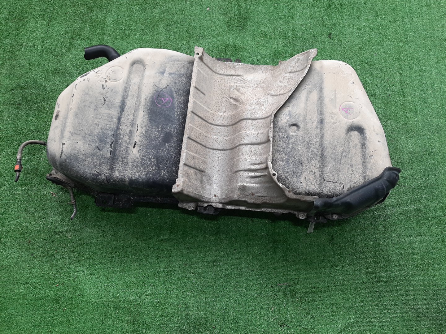 Топливный бак TOYOTA ISIS ZNM10G 1ZZ-FE 1844 2 ракурс