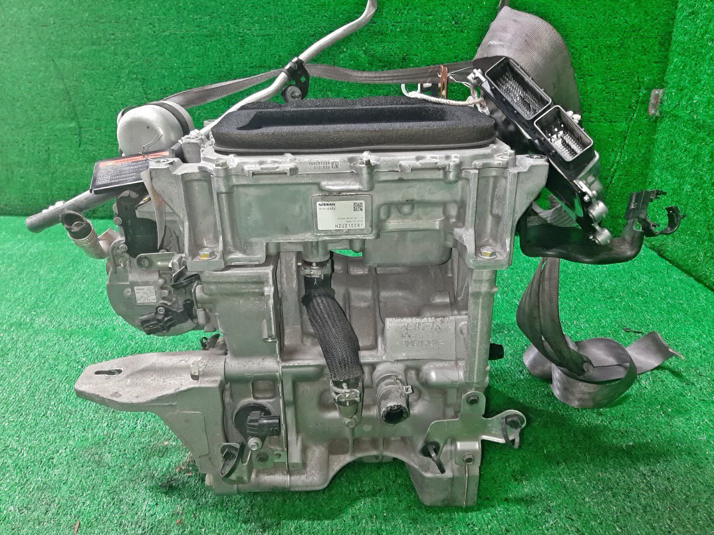 Двигатель NISSAN LEAF ZE1 EM57 306470A 4 ракурс