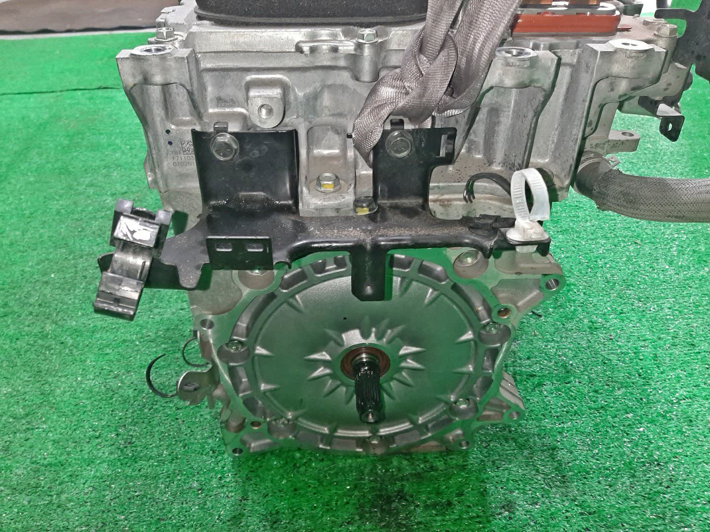 Двигатель NISSAN LEAF ZE1 EM57 306470A 5 ракурс