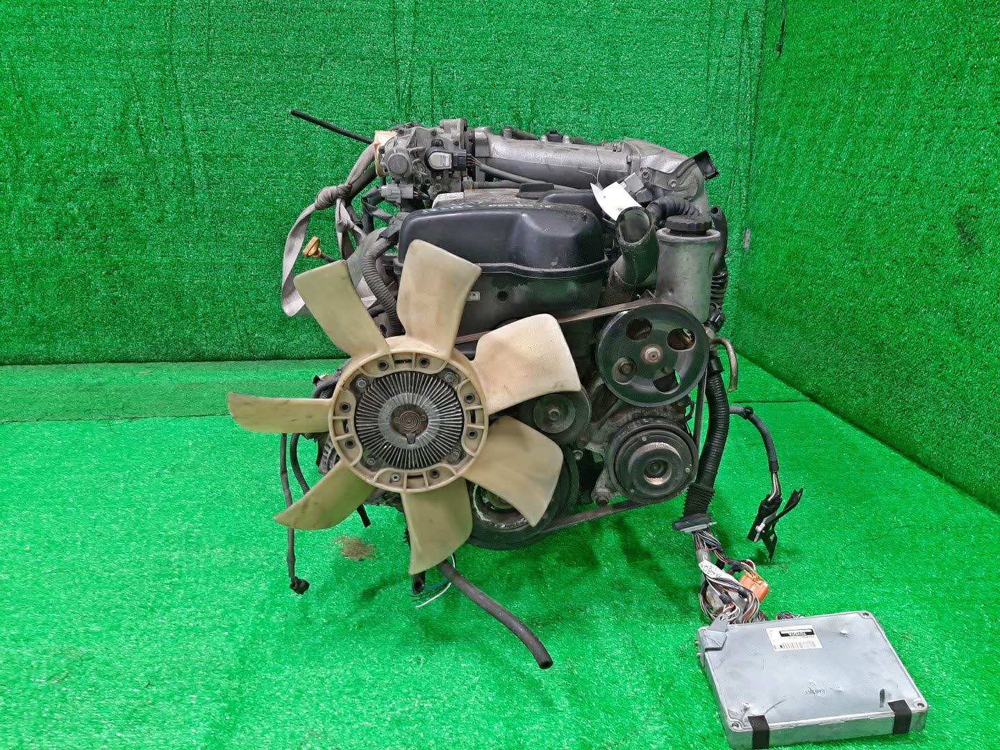 Двигатель TOYOTA CROWN JZS173 1JZ-GE VVTI 2 ракурс